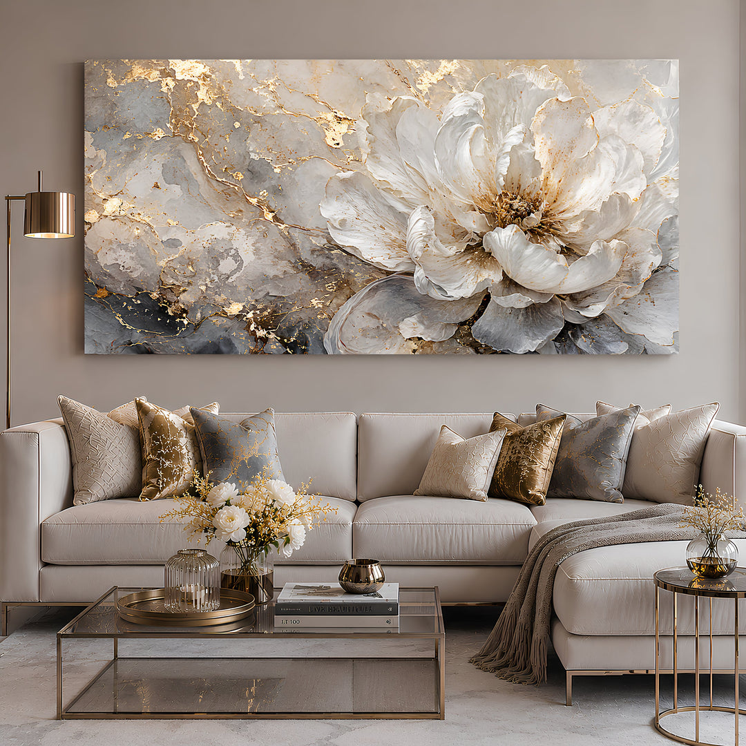 Quadro Flor de Mármore acima de sofá de canto creme com almofadas douradas