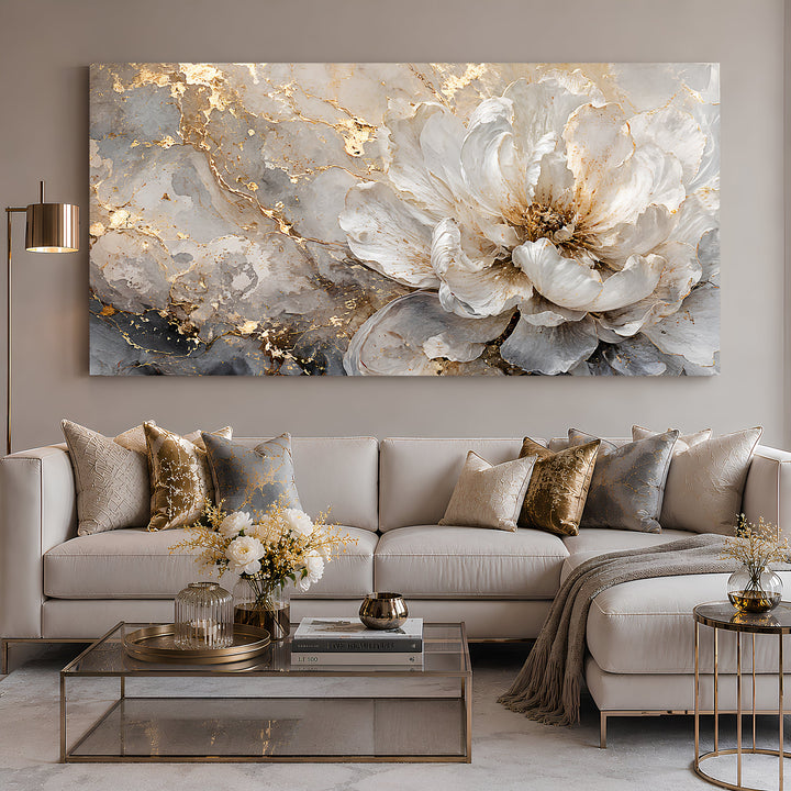 Quadro Flor de Mármore acima de sofá de canto creme com almofadas douradas