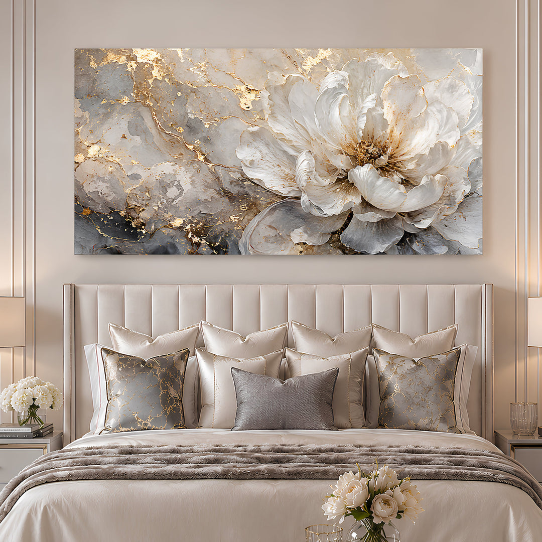 Quadro Flor de Mármore acima da cabeceira estofada em quarto com almofadas prateadas