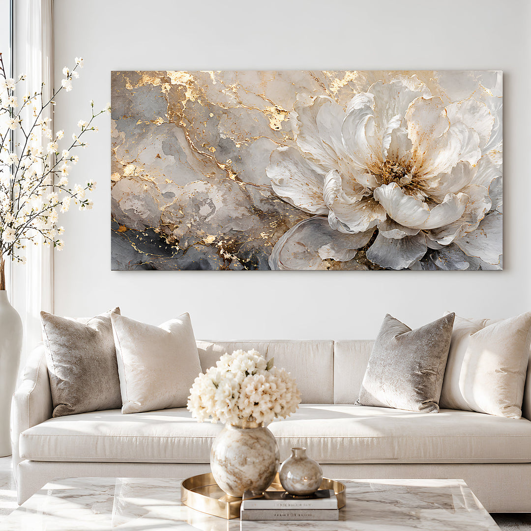 Quadro Flor de Mármore acima de sofá branco, com vaso de flores na mesa de centro