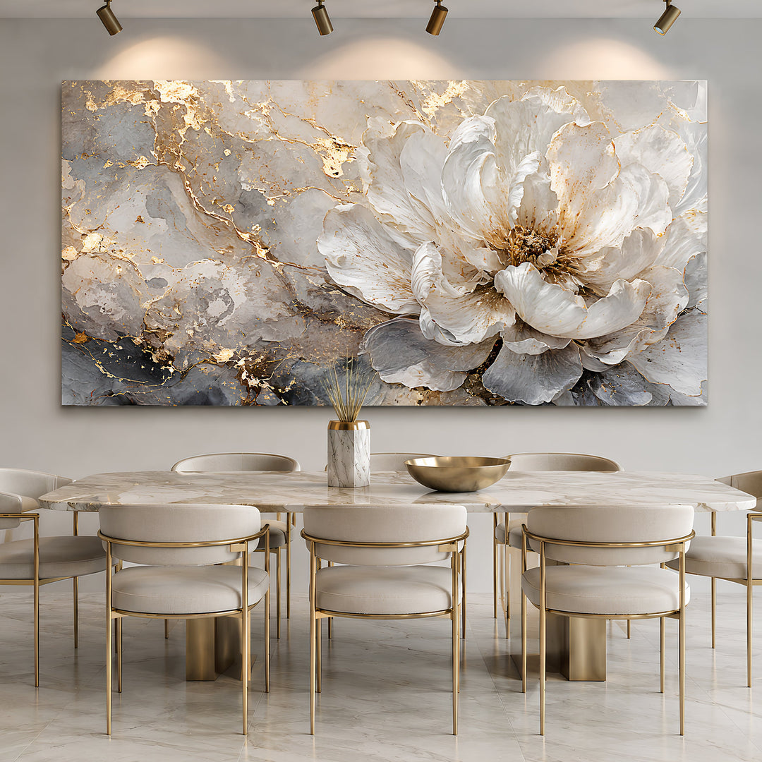 Quadro Flor de Mármore em sala de jantar, acima da mesa com cadeiras claras