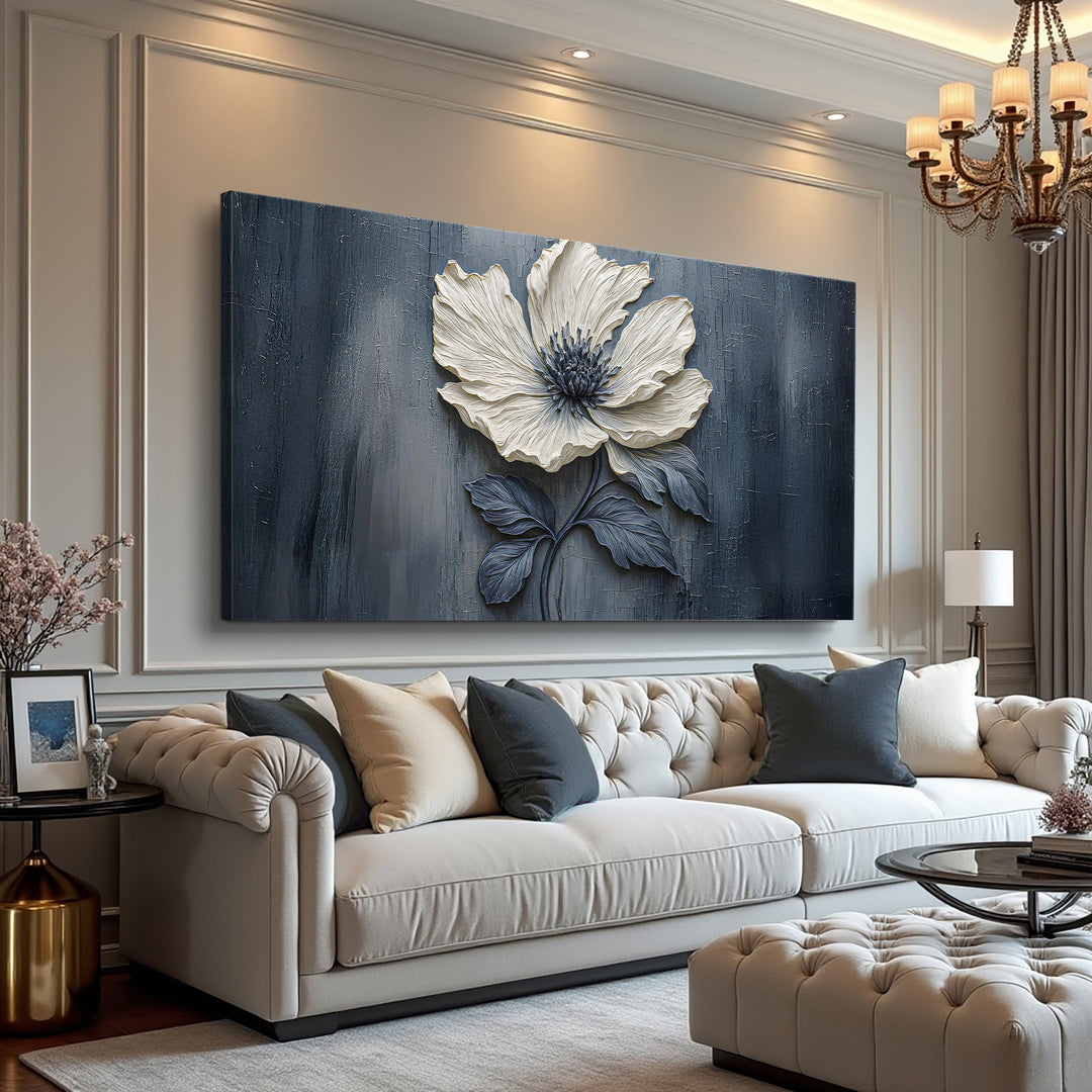 Quadro Flor Noturna acima de sofá capitonê creme com almofadas azul-escuras