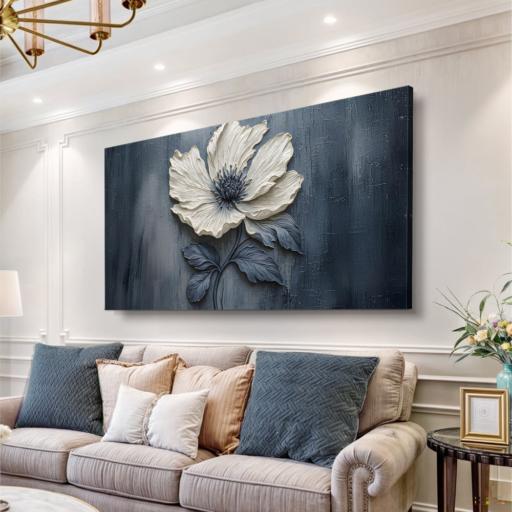 Quadro Flor Noturna visto de lado acima de sofá rosado com almofadas azuis