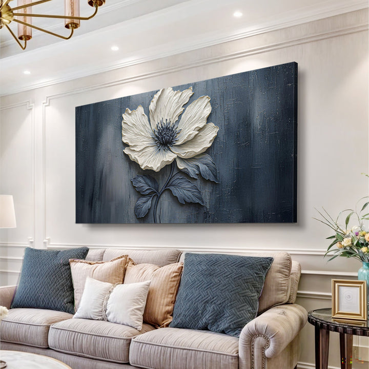 Quadro Flor Noturna visto de lado acima de sofá rosado com almofadas azuis