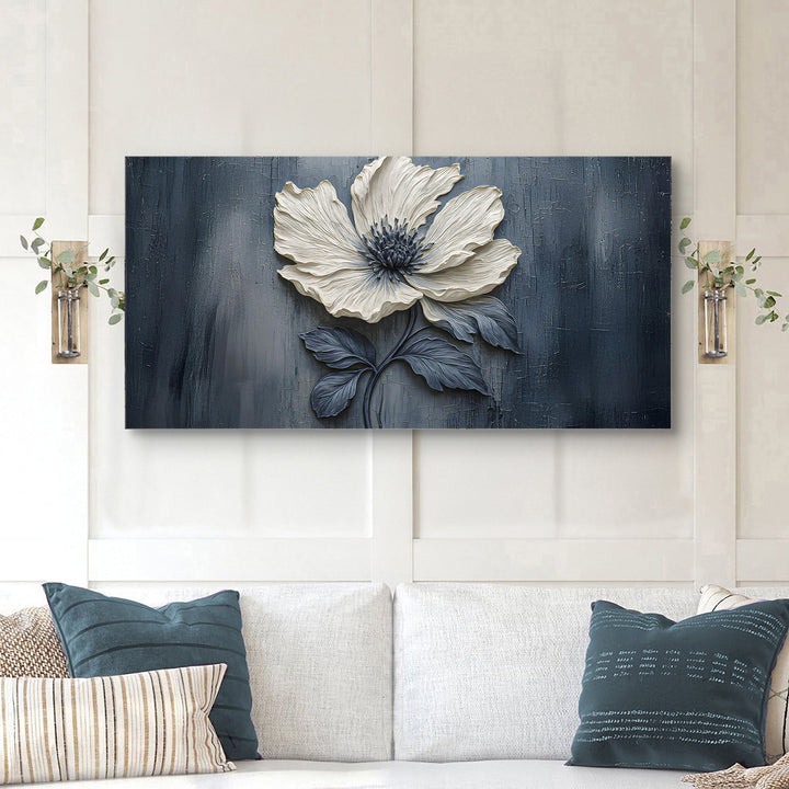 Quadro Flor Noturna acima de sofá branco, entre dois vasos de parede com plantas