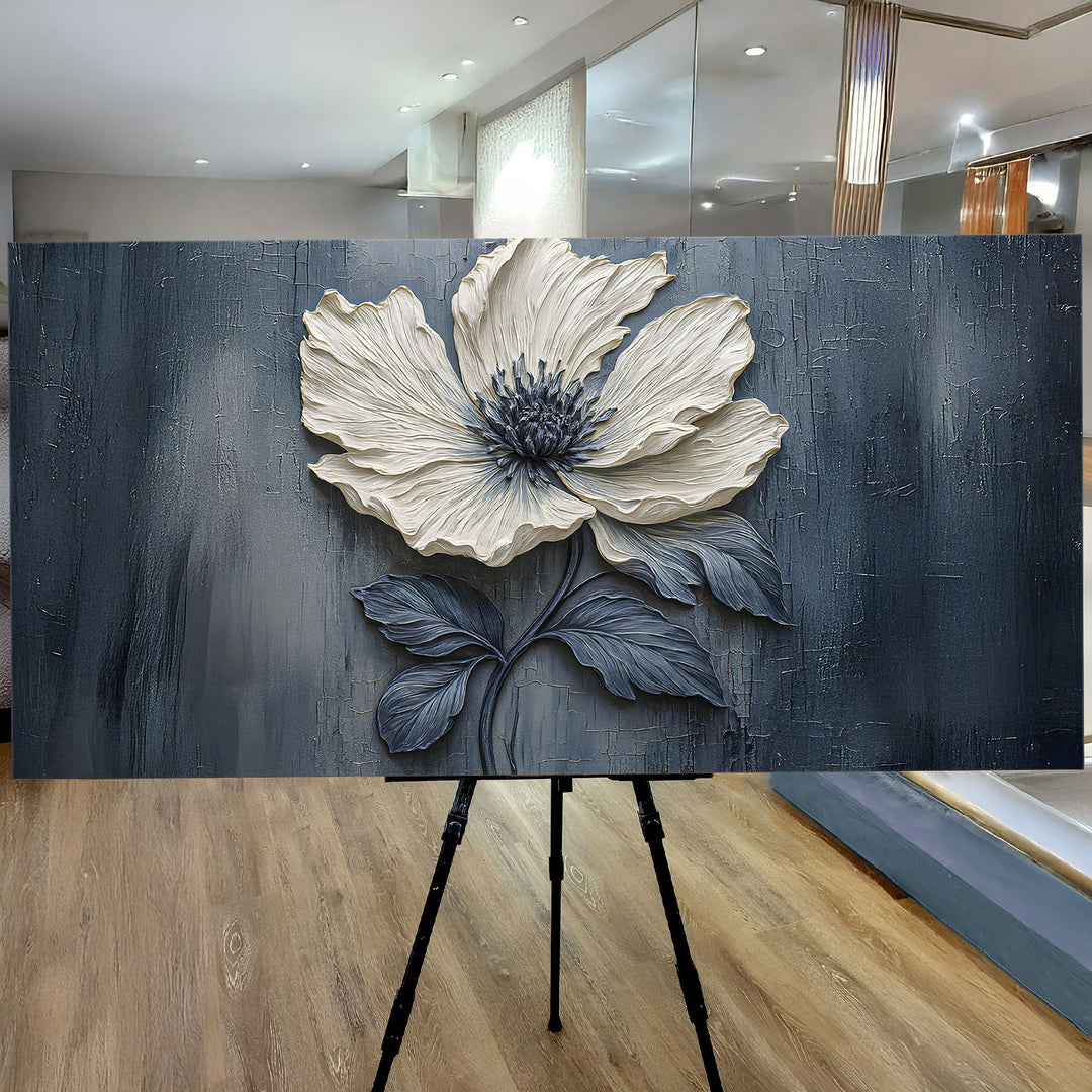 Quadro Flor Noturna apoiado em cavalete, em ambiente com piso de madeira
