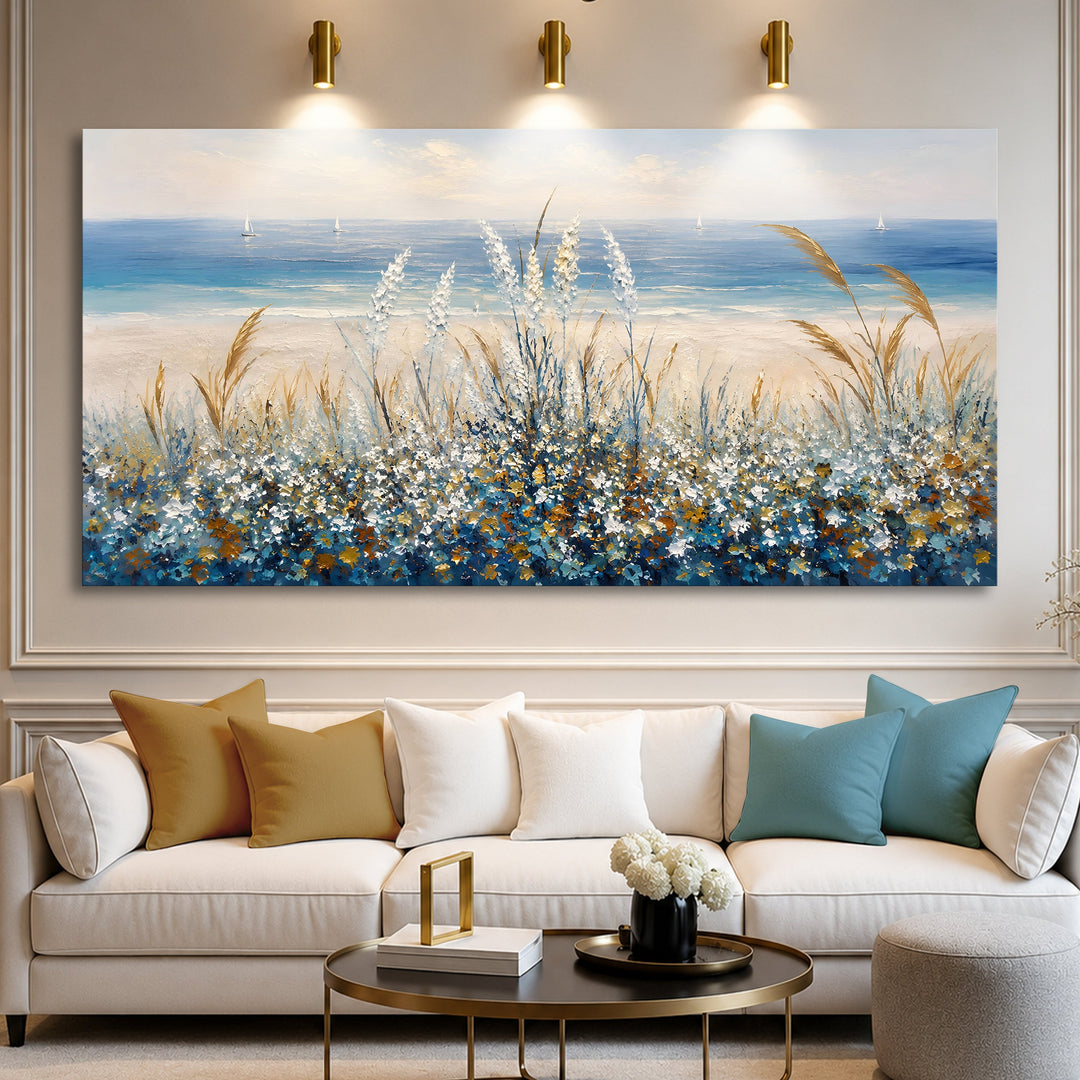 Quadro Flores à Beira-mar acima do sofá, sob três spots de luz