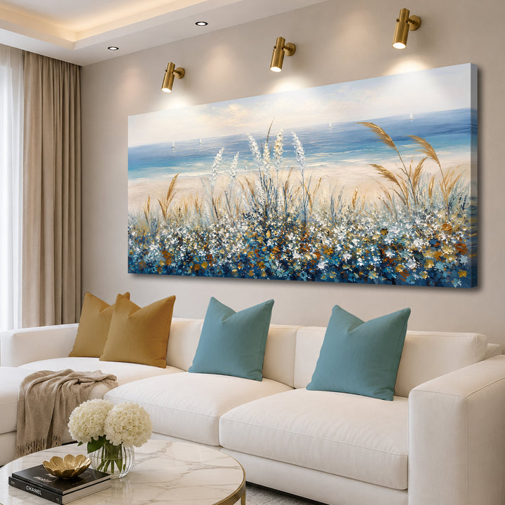 Quadro Flores à Beira-mar em vista angulada, acima do sofá branco