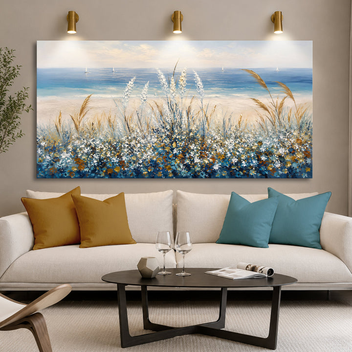 Quadro Flores à Beira-mar na sala de estar, com almofadas azuis e mostarda