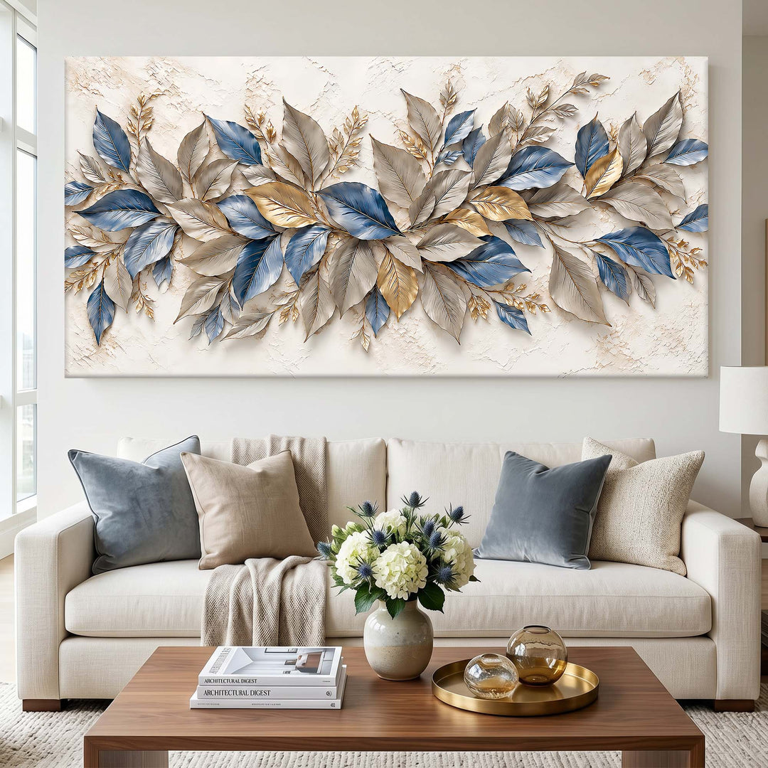 Quadro Folhas Azul e Dourado acima do sofá, com flores na mesa de centro
