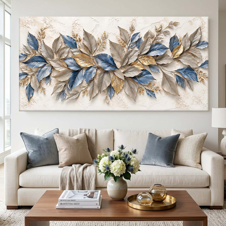 Quadro Folhas Azul e Dourado acima do sofá, com flores na mesa de centro