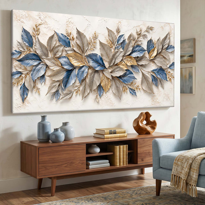 Quadro Folhas Azul e Dourado acima do rack de madeira, com poltrona azul