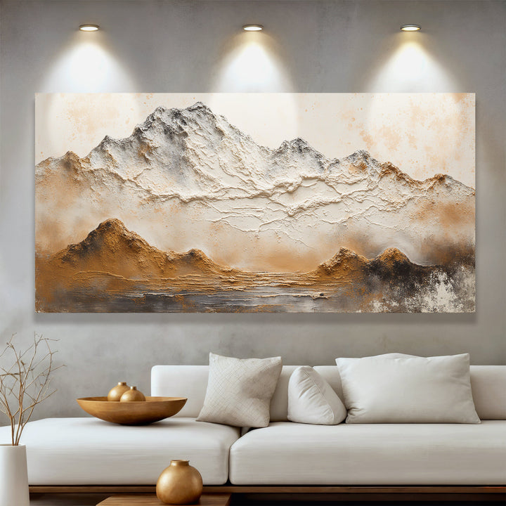 Quadro Horizonte Âmbar acima do sofá branco, iluminado por spots na parede cinza