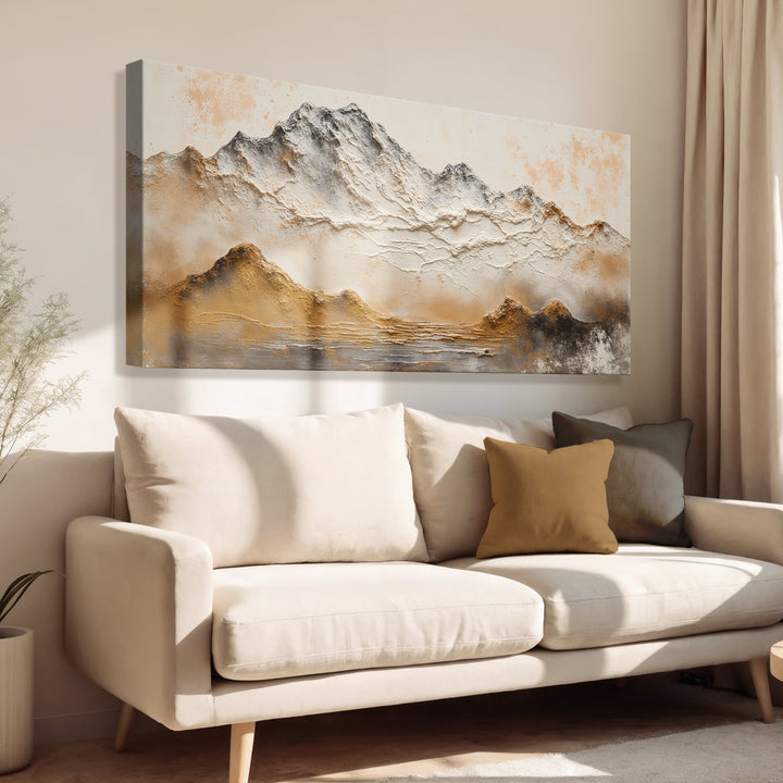 Quadro Horizonte Âmbar em vista angulada sobre o sofá bege
