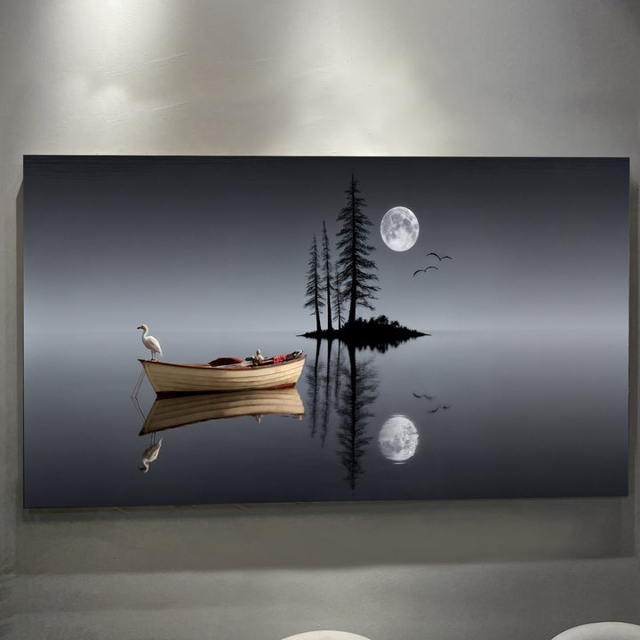 Quadro Lago Noturno em ângulo próximo, com o barco, a garça e a lua refletida no lago