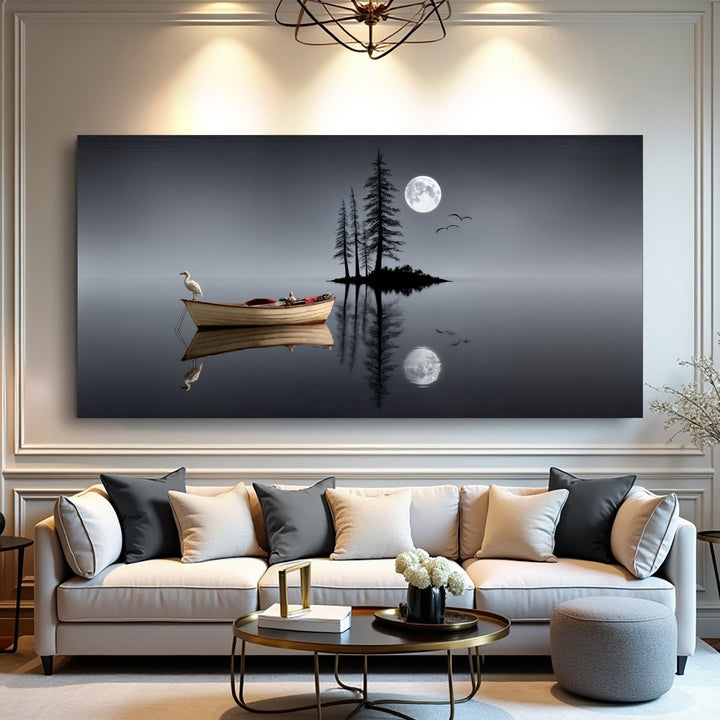 Quadro Lago Noturno acima de sofá claro com almofadas pretas, em sala com lustre e paredes trabalhadas