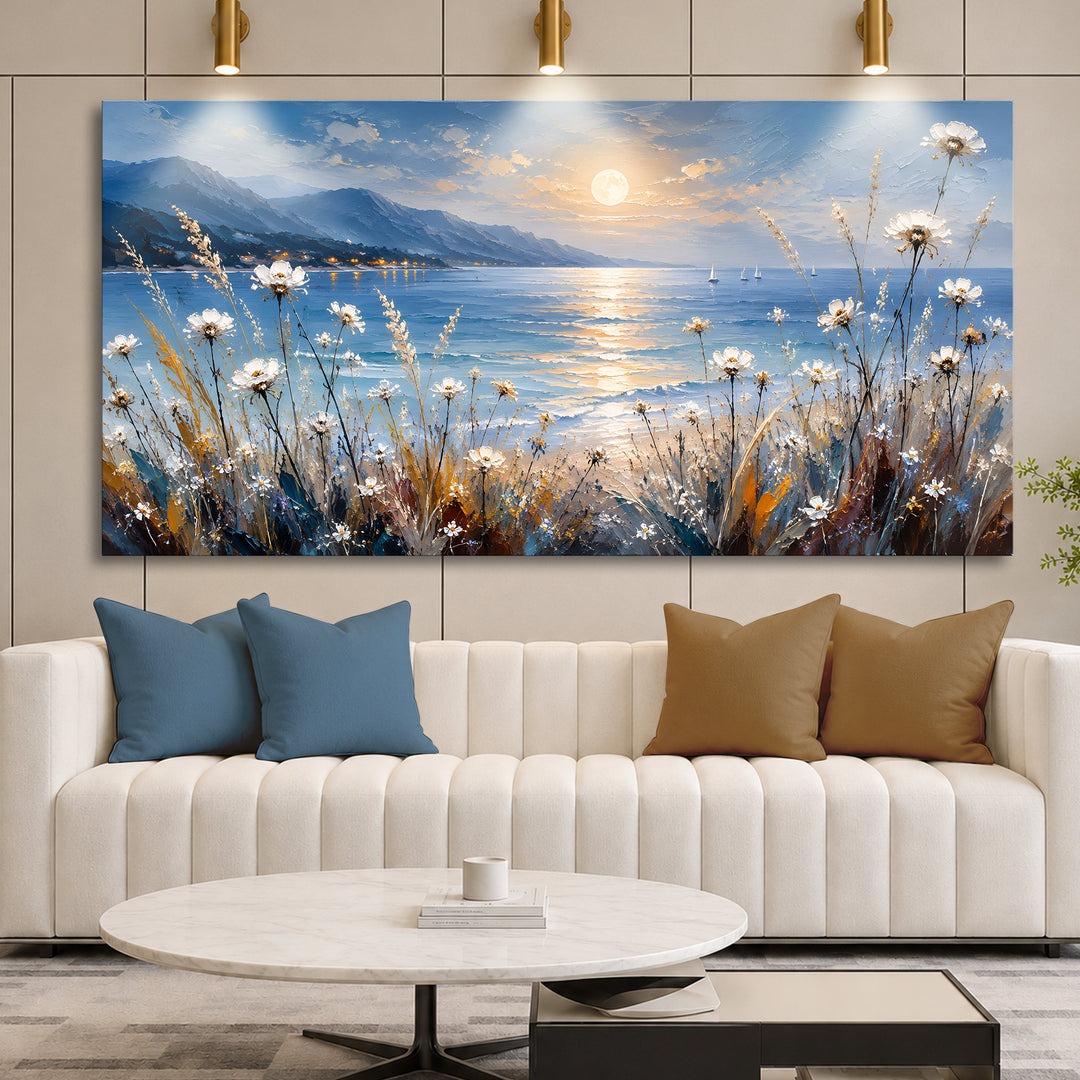 Quadro Luar à Beira-mar acima de sofá branco canelado com mesa de centro de mármore