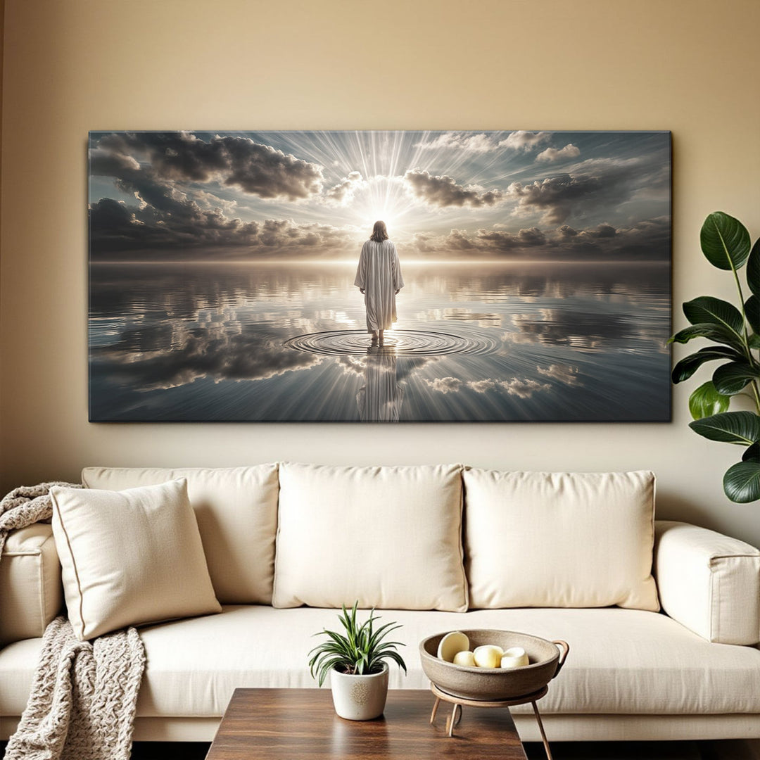 Quadro Luz Sobre as Águas acima de sofá creme com almofadas claras, em sala de parede bege com planta