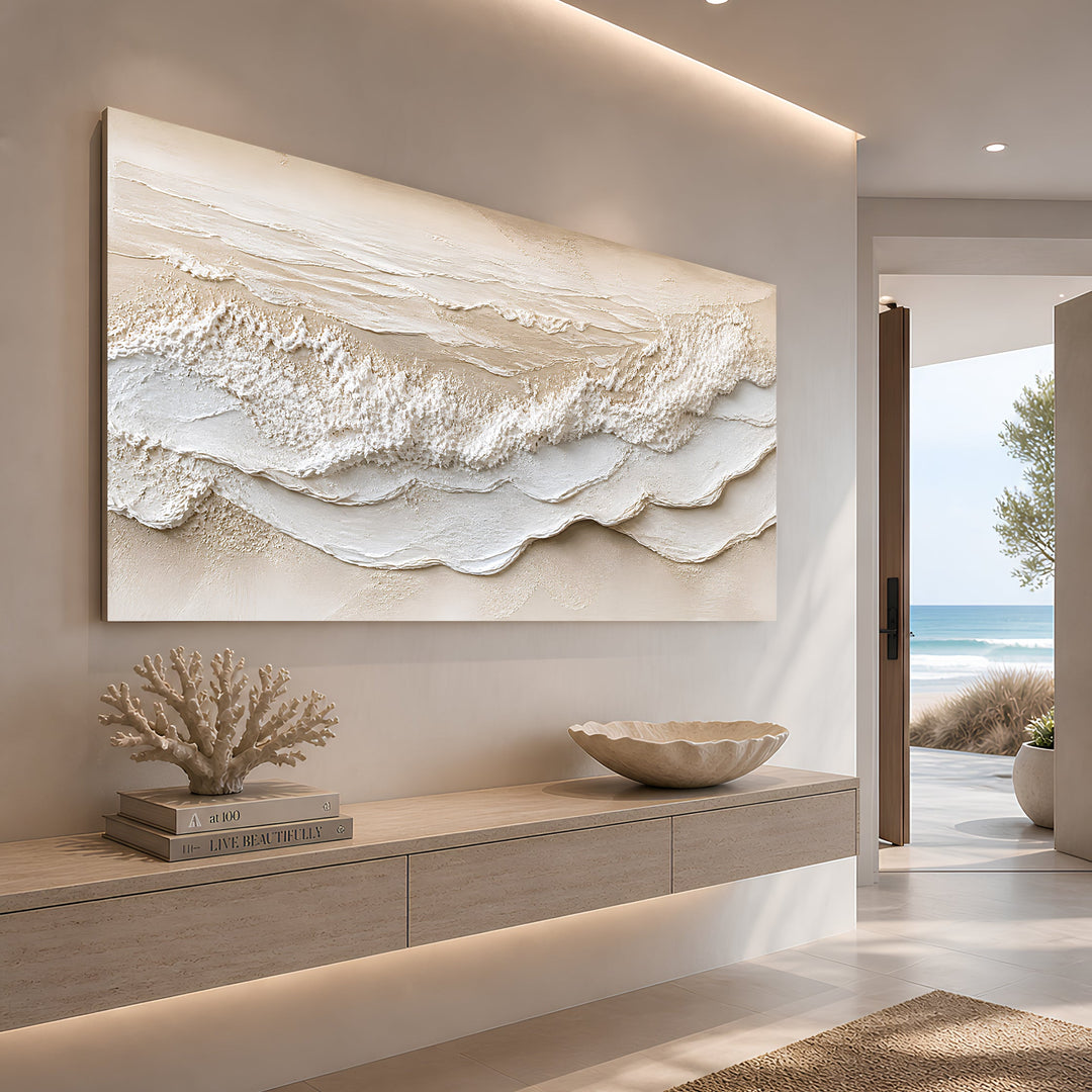 Quadro Maré Serena visto de lado acima de aparador com coral e livros, com vista para a praia