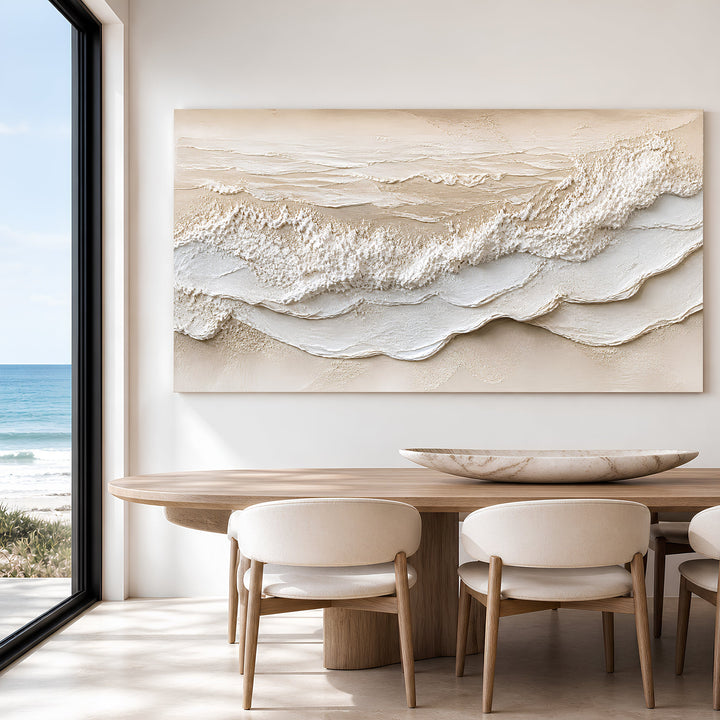 Quadro Maré Serena em sala de jantar com mesa de madeira e cadeiras claras, ao lado da janela