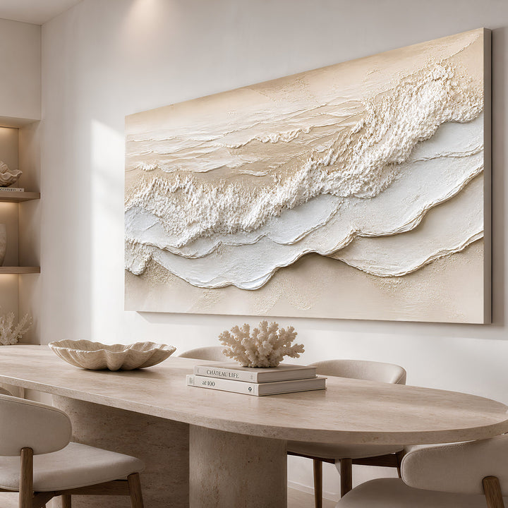 Quadro Maré Serena visto de lado acima de mesa de jantar oval com coral e conchas