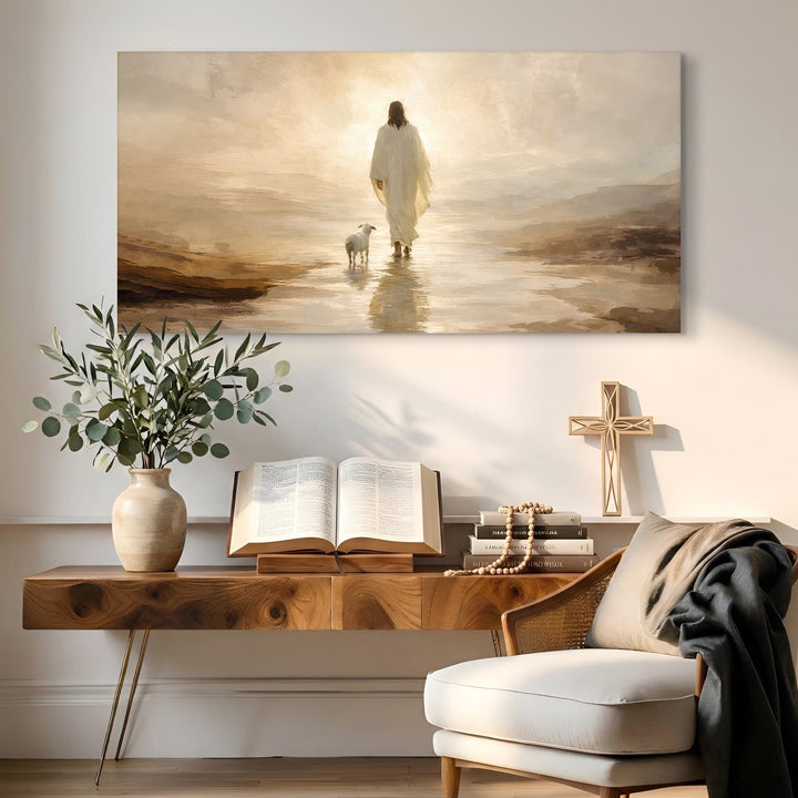 Quadro O Bom Pastor acima da mesa de madeira, com Bíblia aberta e cruz