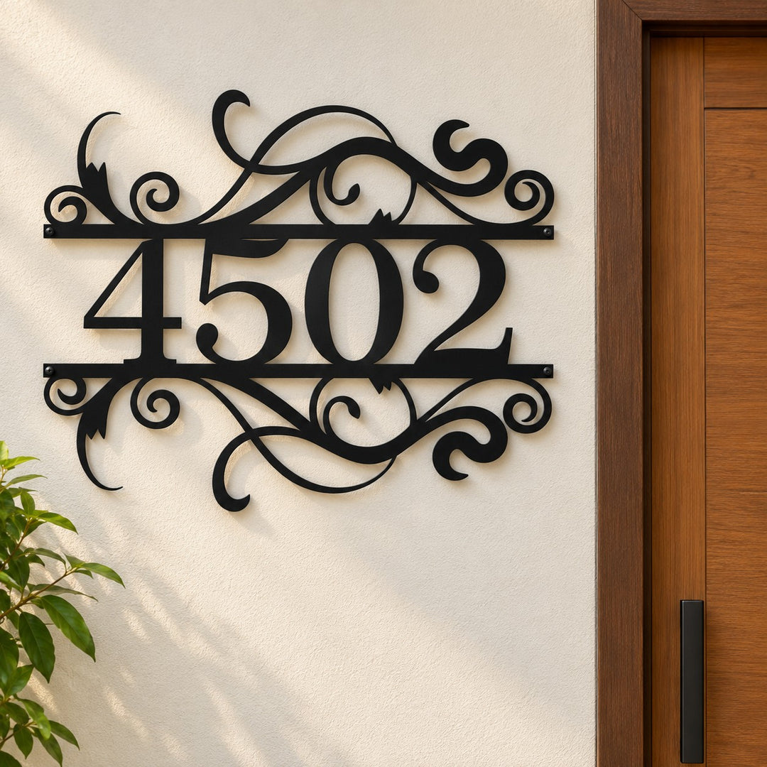 Placa Residencial Floral em metal preto, 90 x 75 cm, na fachada da casa ao lado da porta