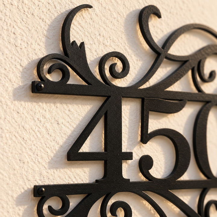 Detalhe da Placa Residencial Floral: corte a laser, pintura preta fosca e parafuso na ponta da barra
