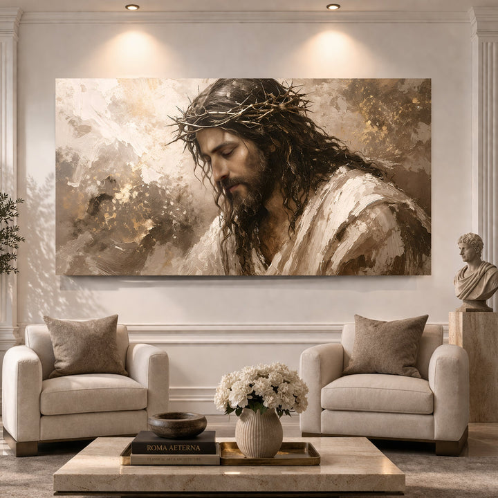 Quadro Serenidade Coroada em canvas panorâmico, acima de duas poltronas claras na sala de estar