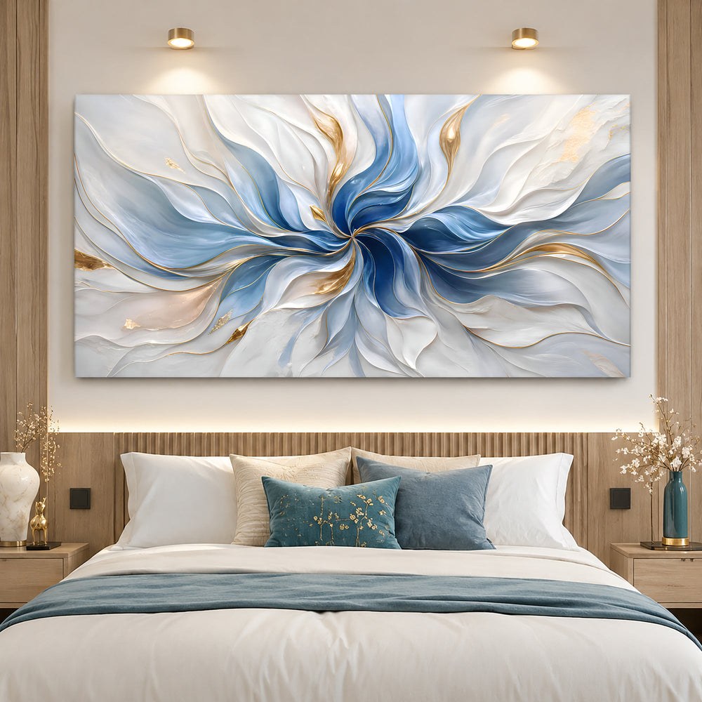 Quadro Sinfonia Azul acima da cama, em quarto com cabeceira de madeira e almofadas azuis