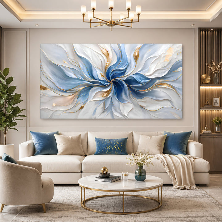 Quadro Sinfonia Azul acima de sofá creme, em sala com lustre dourado e mesa de centro de mármore