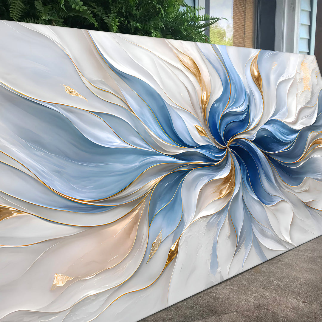 Quadro Sinfonia Azul em ângulo próximo, com pétalas azuis e brancas contornadas de dourado